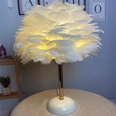 Feder-inspirierte Tischlampe