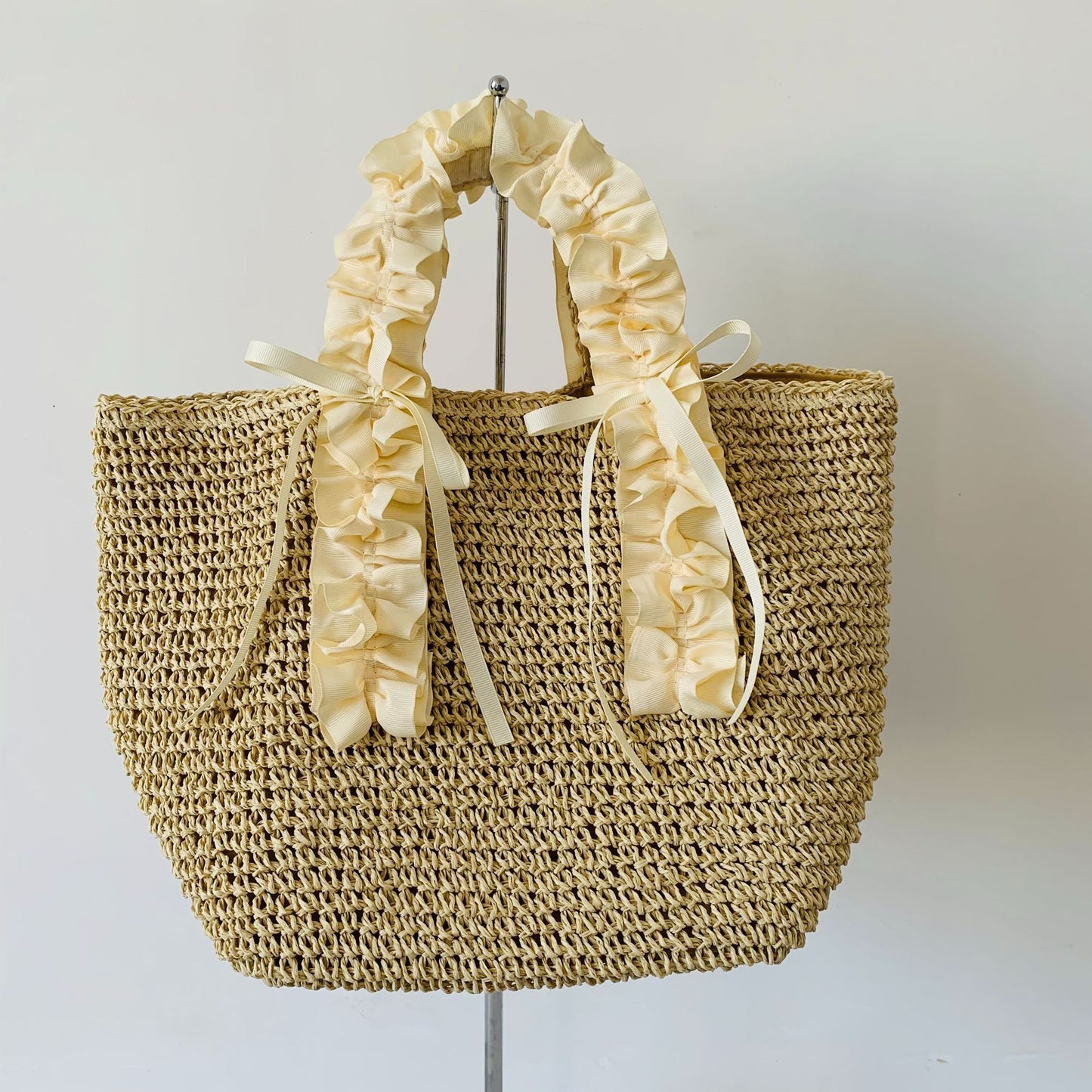 Gehäkelte Strandtasche mit Eleganten Satinakzenten Brehn