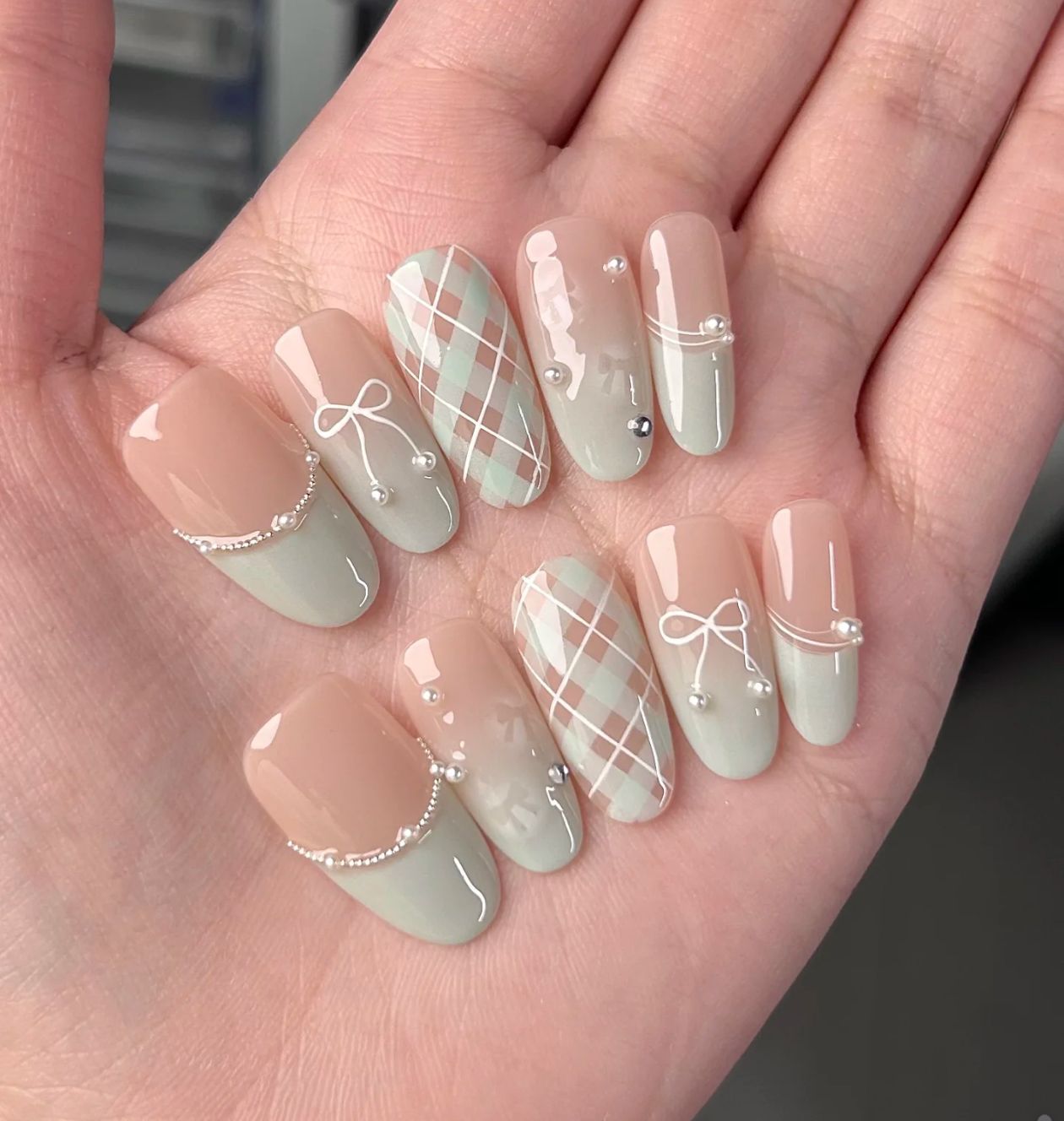 Dekorative Lange Stiletto Press-On Nägel mit Silberakzenten Brehn