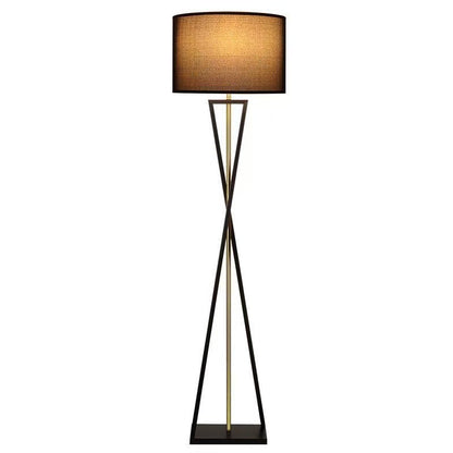 Moderne geometrische Stehlampe mit elegantem Stoffschirm