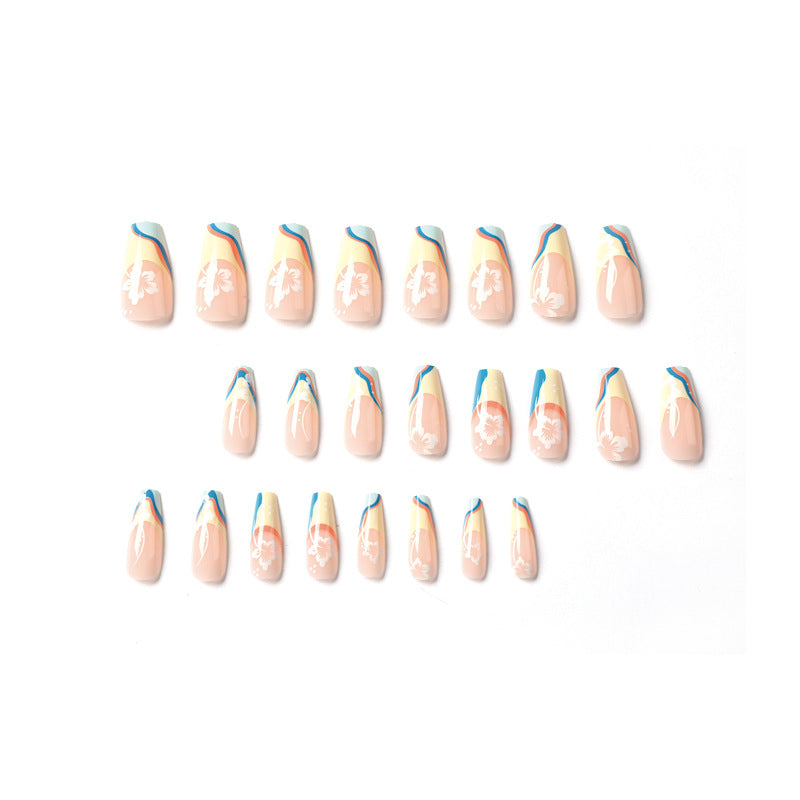 Kunstvolle Nagelkunst mit floralen Akzenten und kreativen Farbschichten Brehn