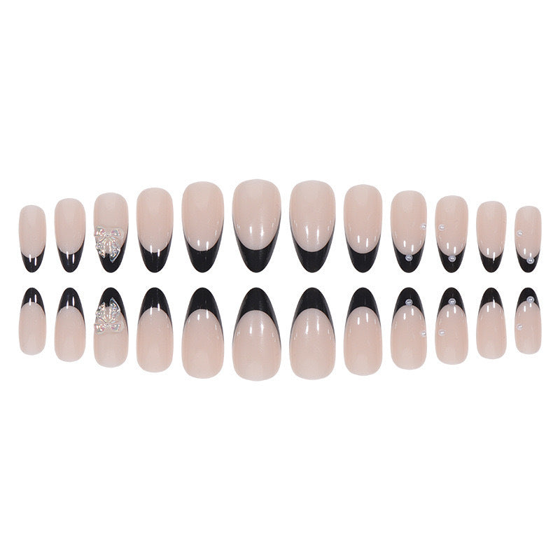 Kunstnagelset mit glanzvollem French Design und filigranen 3D-Akzenten Brehn