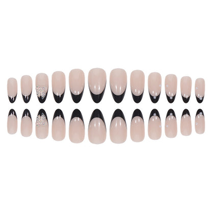 Kunstnagelset mit glanzvollem French Design und filigranen 3D-Akzenten Brehn