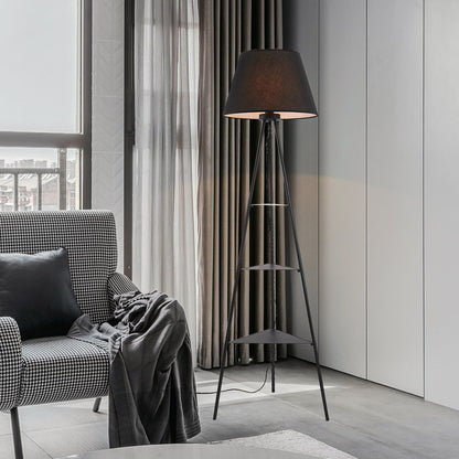 Dreieckige Stehlampe mit integrierten Regalen