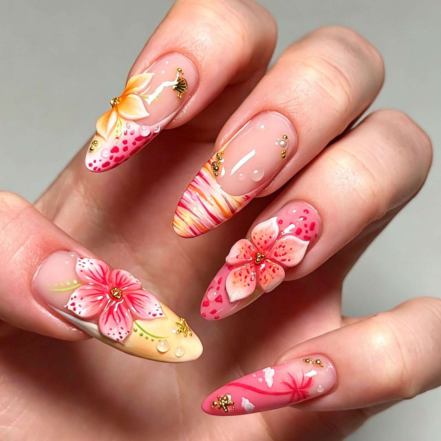 Kunstnägel mit floralen Verzierungen und Glitzerakzenten Brehn