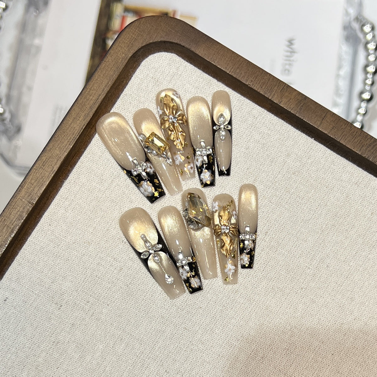 Elegantes dekoratives Press-On-Nagelkunst-Set mit Strass und floralen Akzenten Brehn