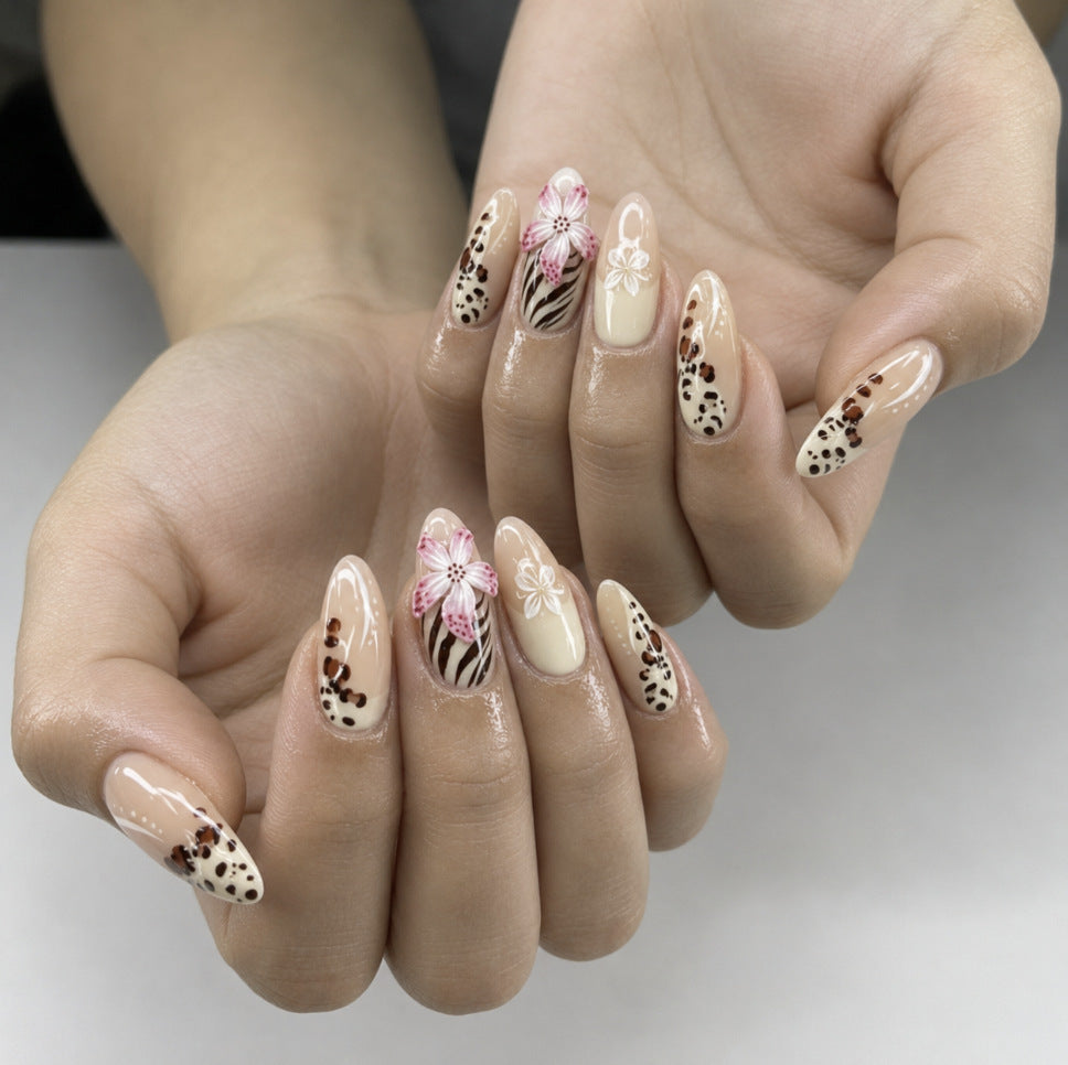 Kunstnägel mit Floralem Design und Elegantem Spitzenlook Brehn