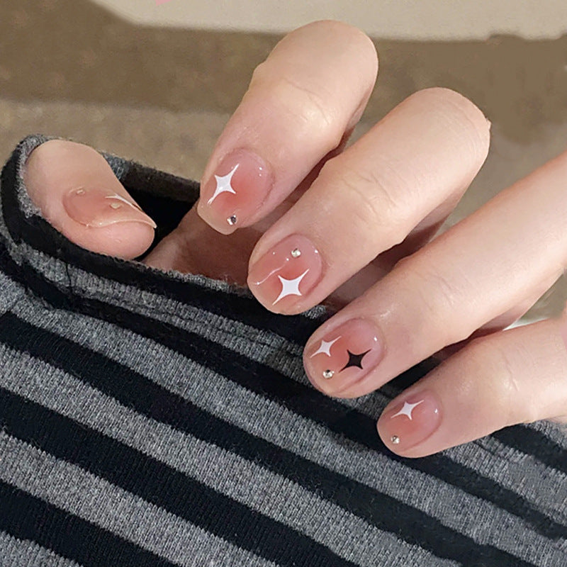 Kunstnagelset mit funkelnden Sternenverzierungen und eleganten Akzenten Brehn