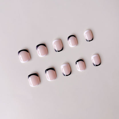 Kunstnagelset mit elegantem französischen Design und schwarzem Akzent Brehn