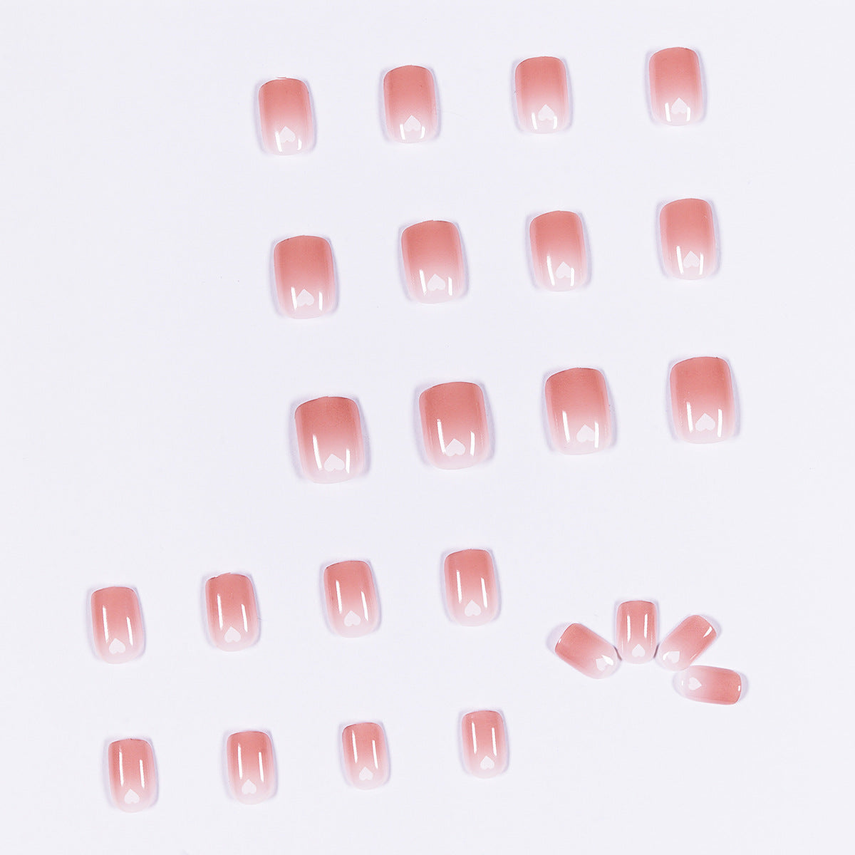 Kunstvolle Nagelkunst mit herzförmigen Akzenten und sanftem Ombre-Effekt Brehn