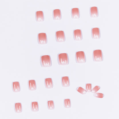 Kunstvolle Nagelkunst mit herzförmigen Akzenten und sanftem Ombre-Effekt Brehn