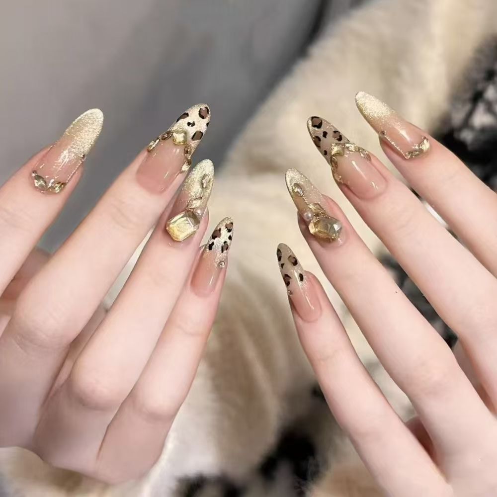 Kunstnägel mit Elegantem Leoparden-Design und Glitzer-Effekten Brehn