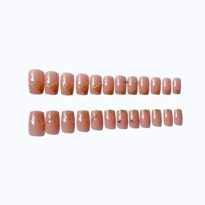 Elegante mit Strass verzierten Nagelkunst