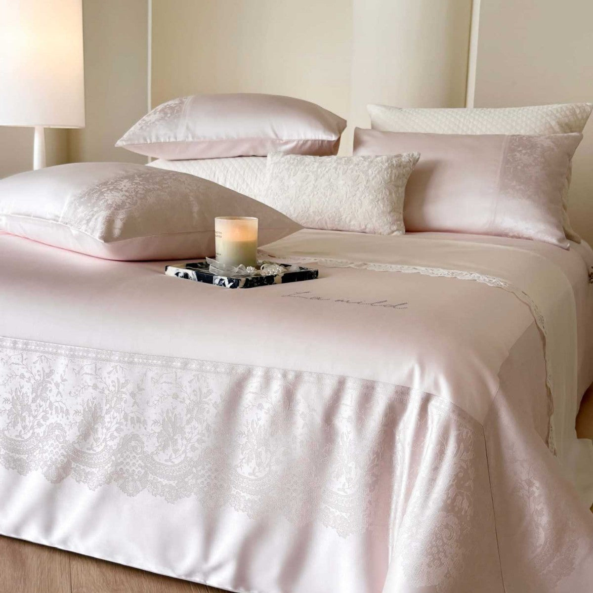 Luxuriöse Jacquard-Satin-Bettdecke und Bettbezugsensemble mit Spitzenrandrock