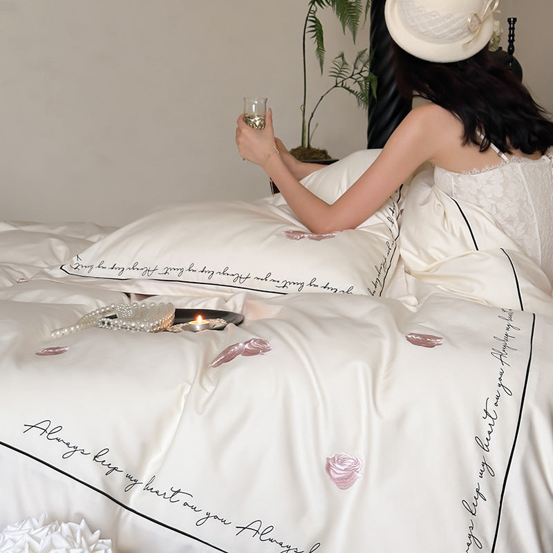 Umkehrbares Seidenglanz-Duvet-Cover-Set mit Blütenblatt-Print und Kissenbezügen mit Schriftkante