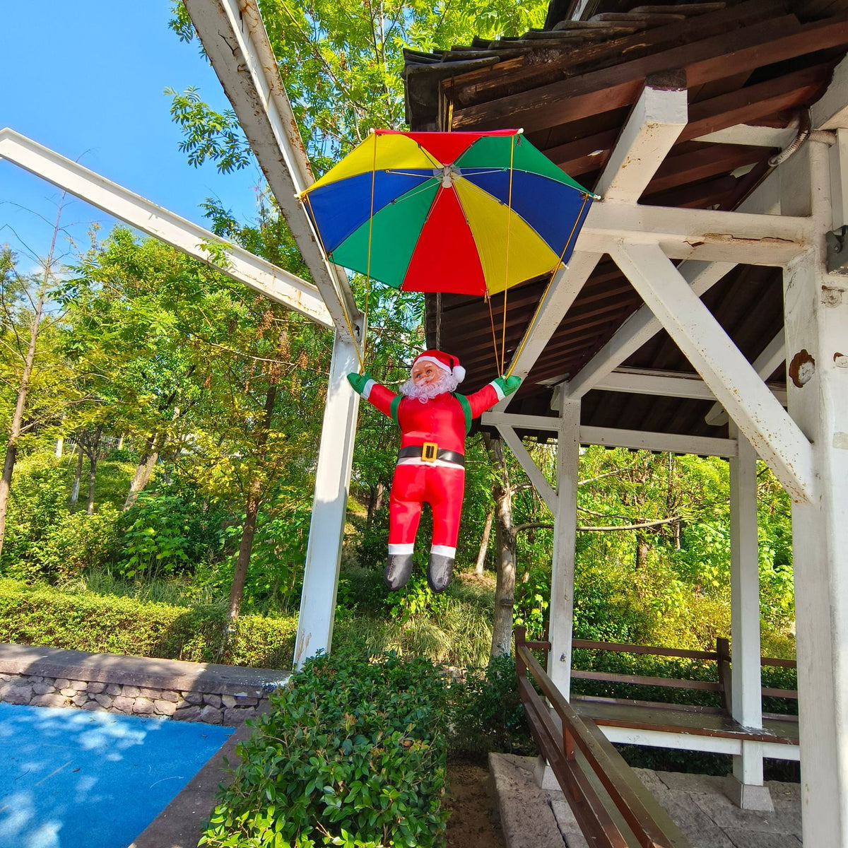 Dekorative Weihnachtsmann Figur mit Fallschirm