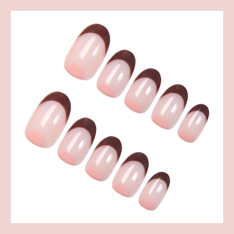 Kunstnagelset mit eleganten French-Spitzen und hochwertigen Details Brehn