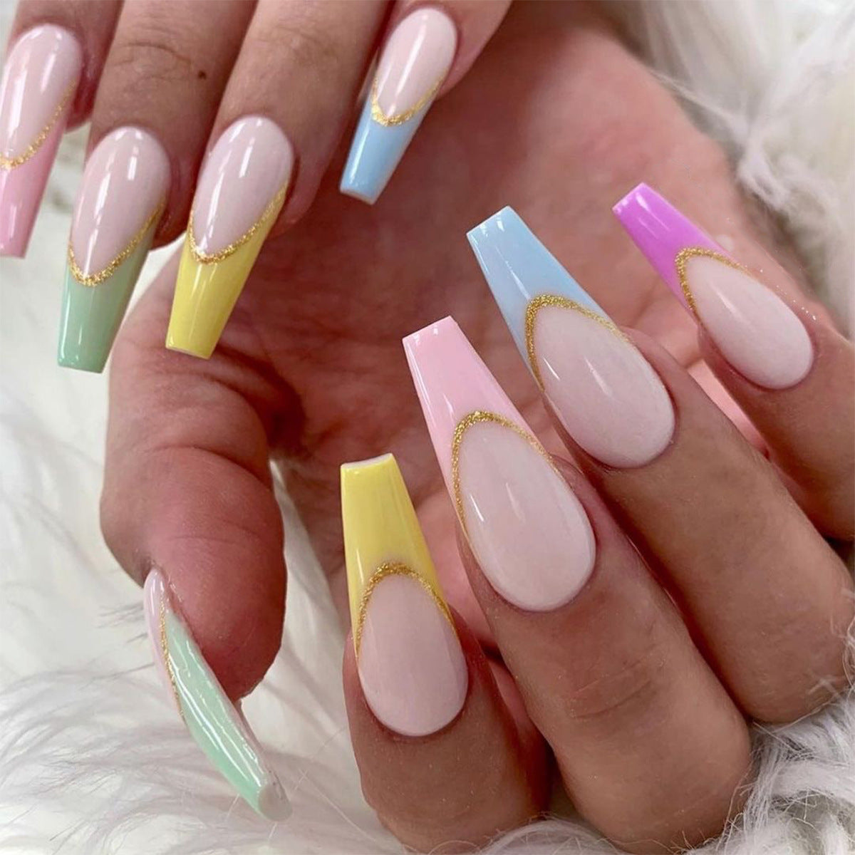 Kunstvolle Nagelverlängerungen mit modernem Farbdesign und Glitzer Brehn