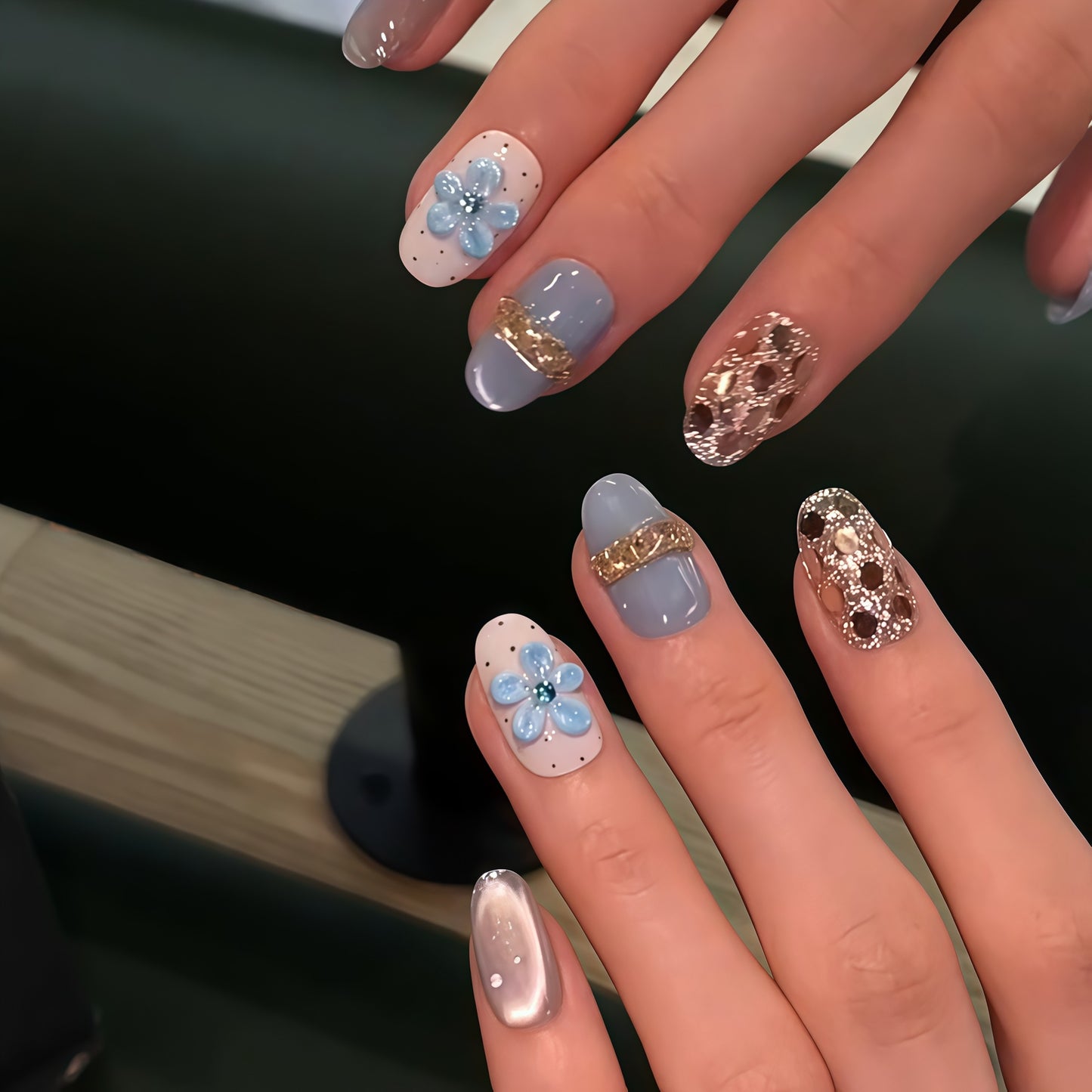 Kunstnägel mit Luxuriösen Glitzerdetails und Floralen Akzenten Brehn