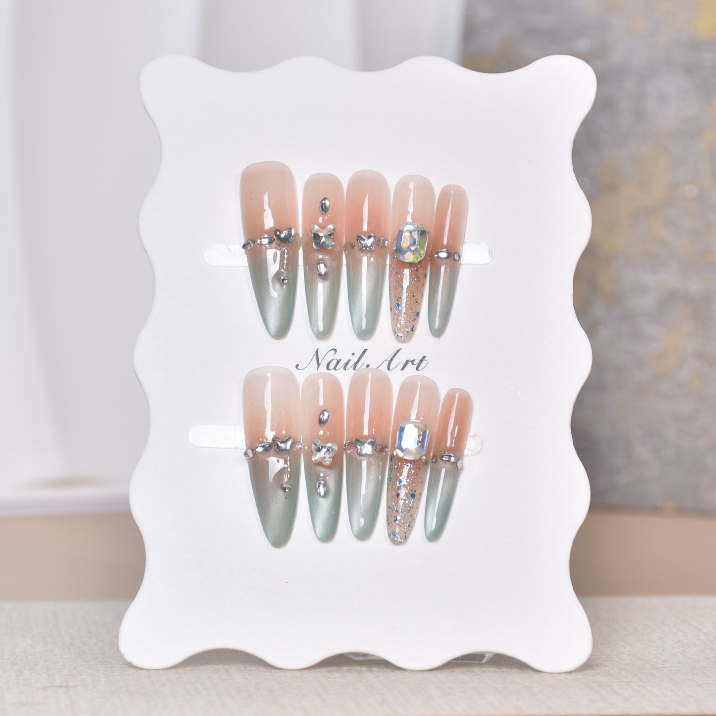 Künstlerisches, mit Strass verziertes Stiletto-Press-On-Nagelset Brehn