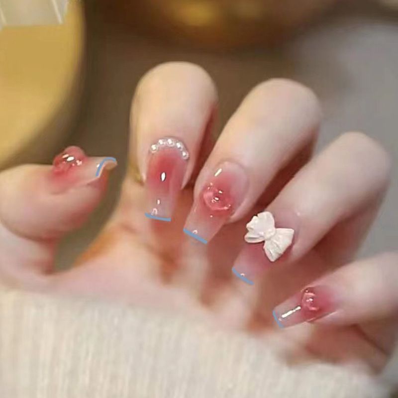 Kunstvolle Nagelkunst mit Glitzer- und Blumenapplikationen Brehn