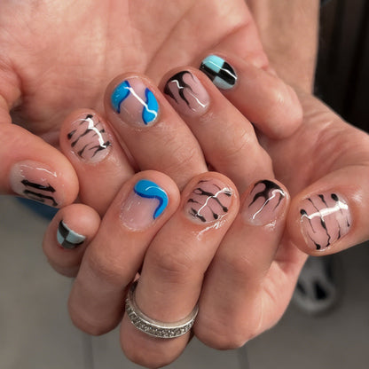 Kunstnagelset mit modernen grafischen Designs und schimmernden Akzenten Brehn