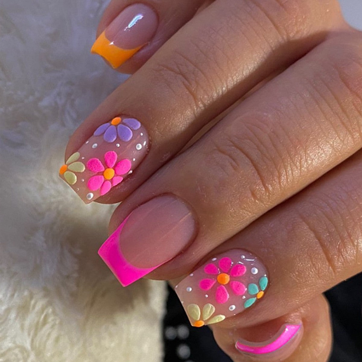 Kunstnagelset mit bunten Blüten und kreativem French-Design Brehn