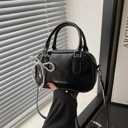 Elegante perlenverzierte Handtasche