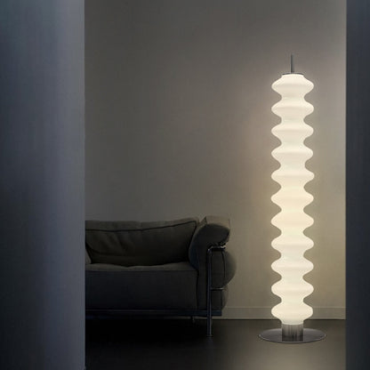 Skulpturale Stehlampe mit gekrümmtem Design