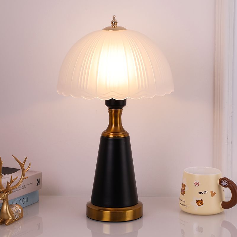 Moderne Tischlampe mit goldenen Akzenten