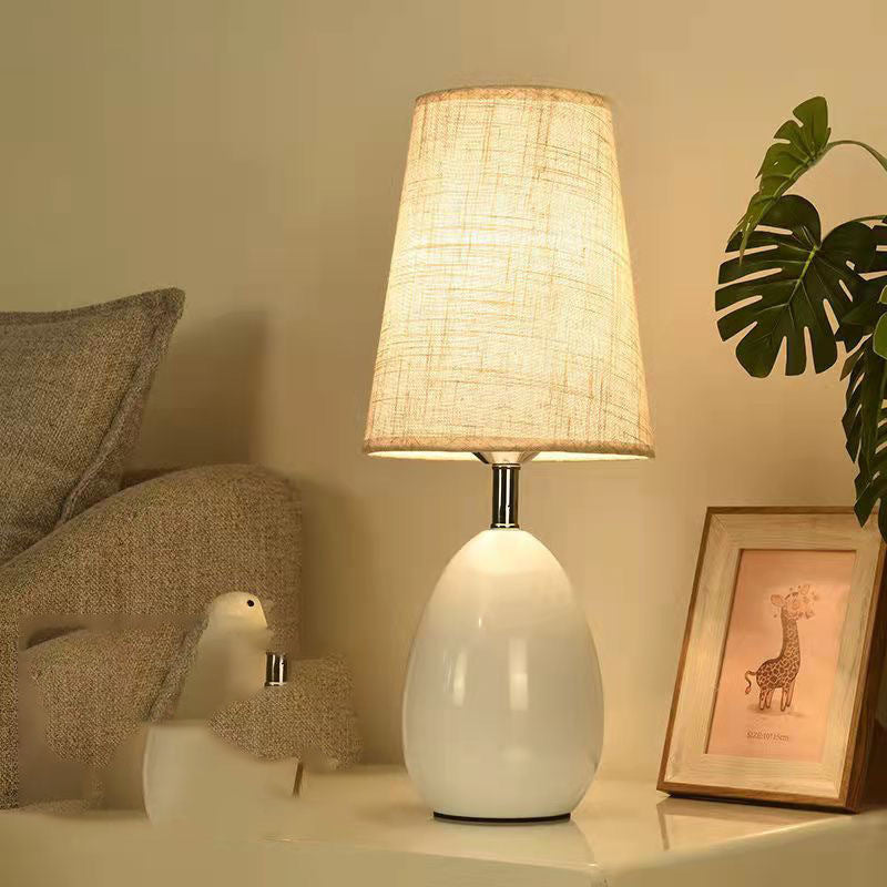 Moderne umweltfreundliche Tischlampe