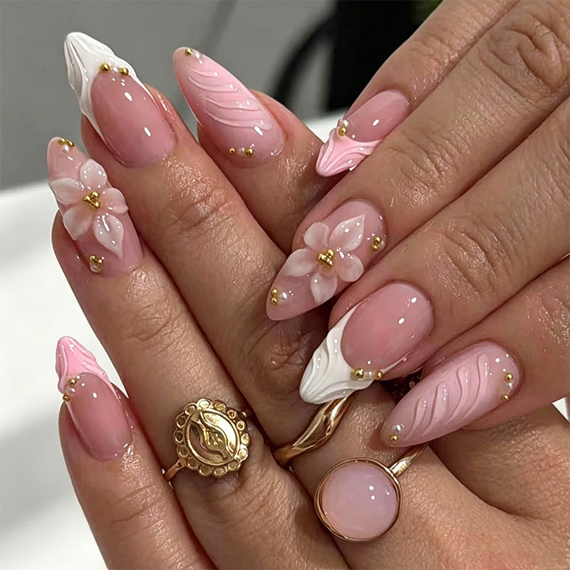 Exklusive Kunstnägel mit elegantem Tiermotiv und Glitzerakzenten Brehn