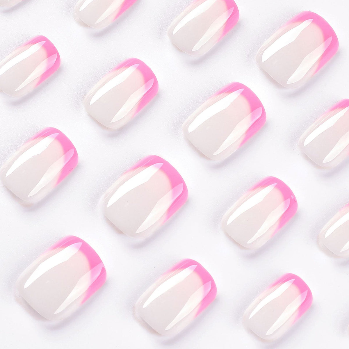 Kunstvolle Nagelgestaltung mit elegantem French-Tip und modernen Akzenten Brehn