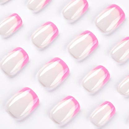 Kunstvolle Nagelgestaltung mit elegantem French-Tip und modernen Akzenten Brehn