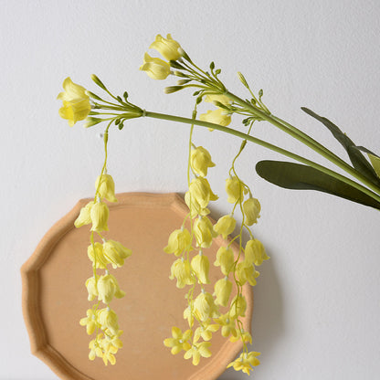 Schöne hängende Blumendekoration