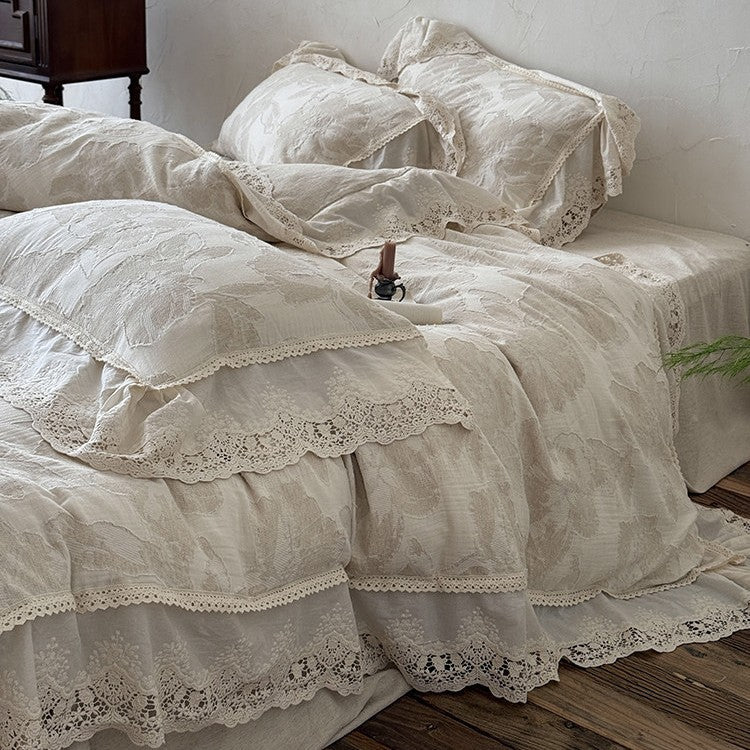 Vintage-inspirierte Baumwoll-Leinen Bettgarnitur mit großfloraler Musterung, Volant und Spitzenapplikation