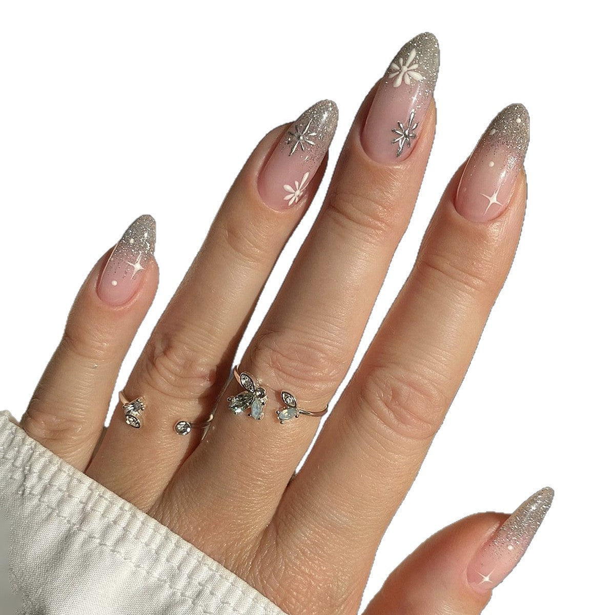 Kunstnagelset mit elegantem Glitzer-French-Design und kunstvollen Verzierungen Brehn