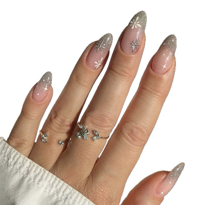 Kunstnagelset mit elegantem Glitzer-French-Design und kunstvollen Verzierungen Brehn
