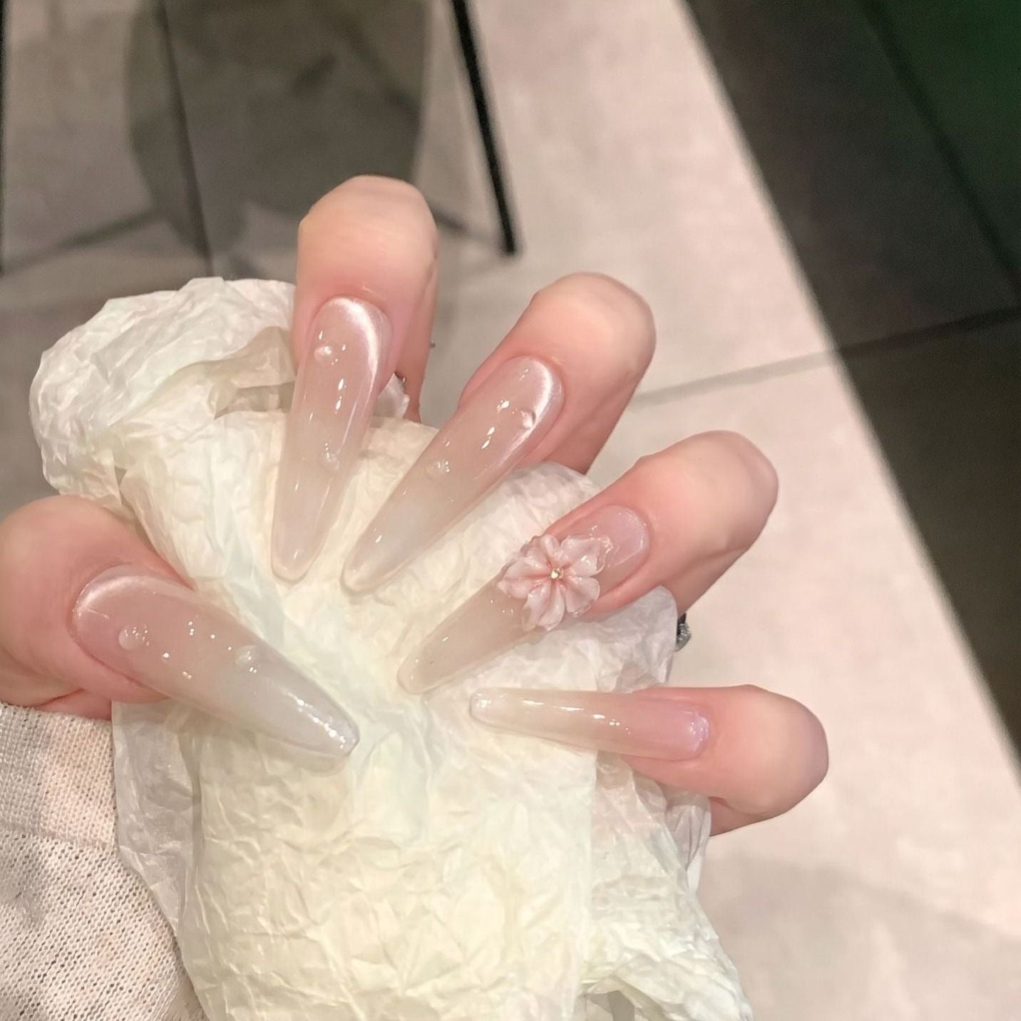 Künstlerisches Stiletto Press-On Nagelset mit einzigartigen Designelementen Brehn