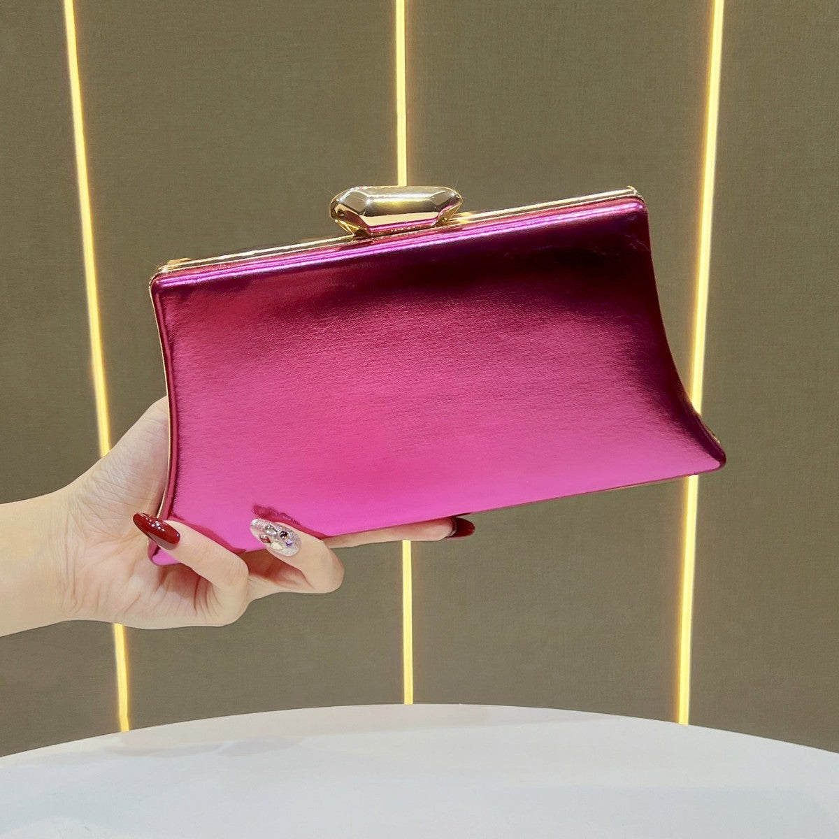 Elegante metallische Abendtasche