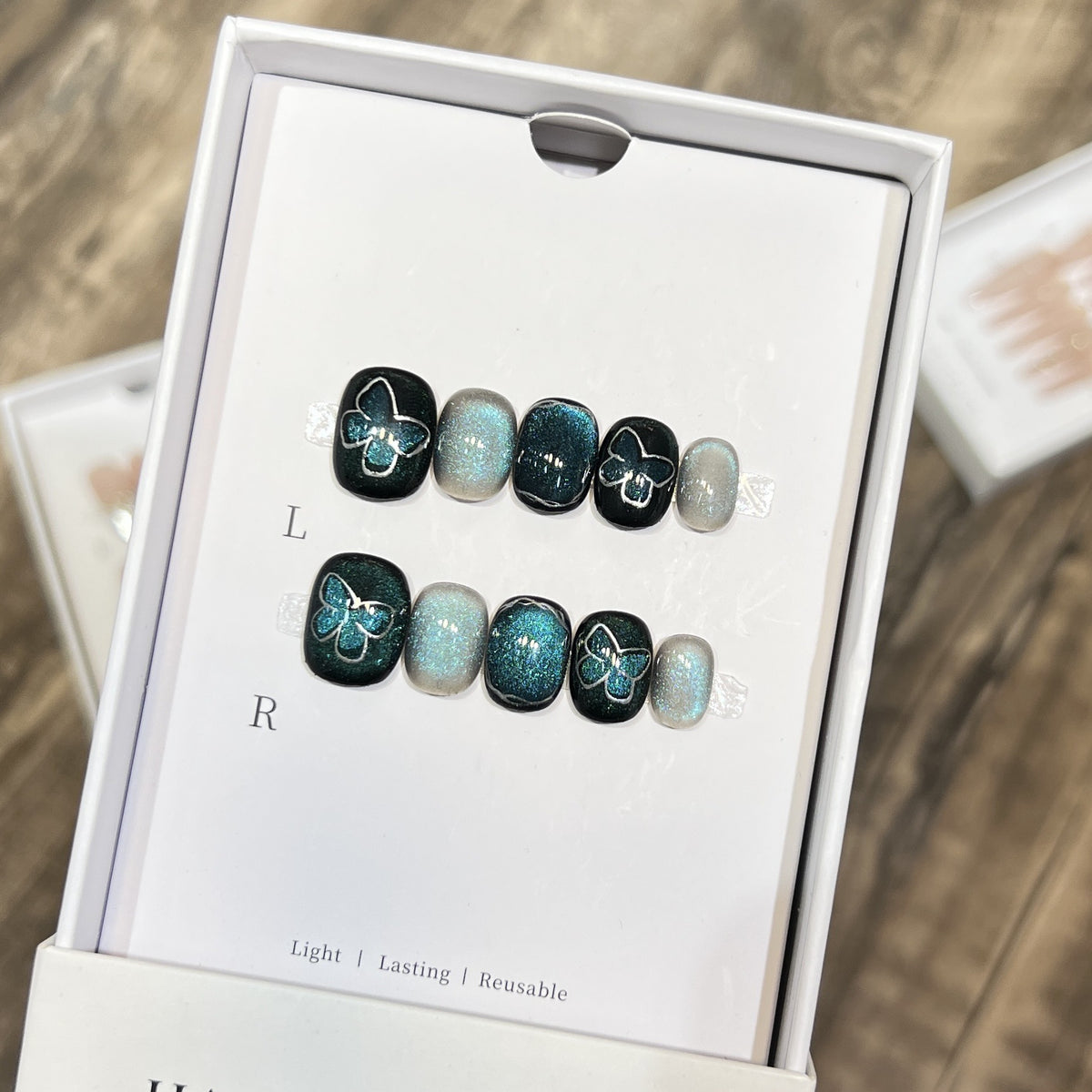 Dekoratives Press-On Nagelkunstset mit Schmetterlings- und Glitzerakzenten Brehn