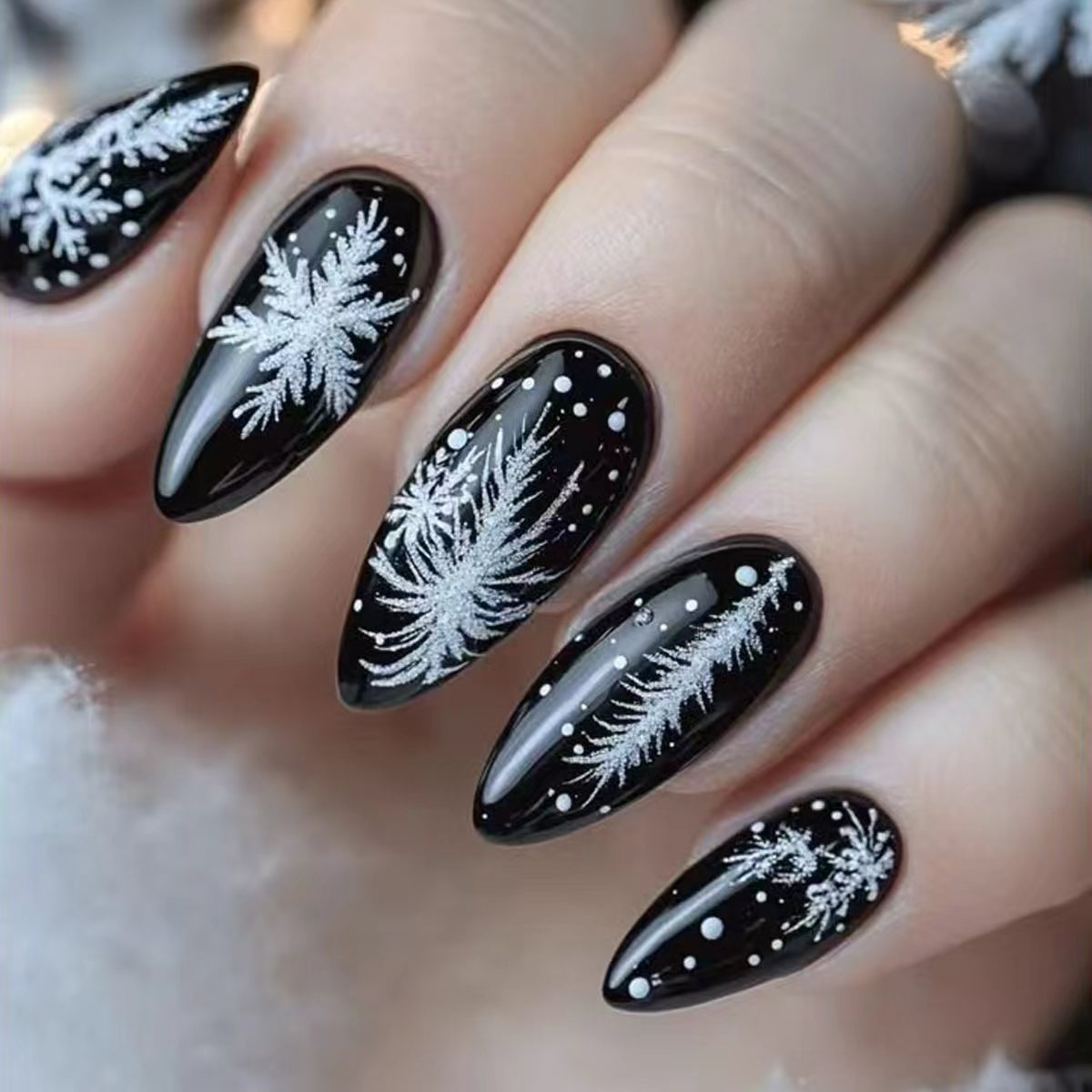 Elegante Kunstnägel mit Schneeflocken-Design Brehn