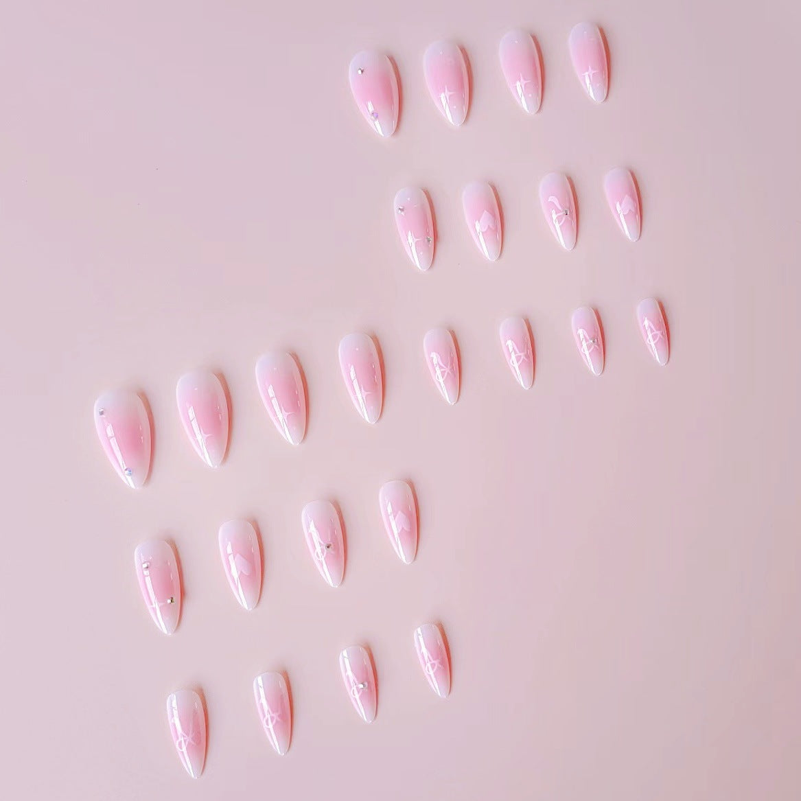 Kunstnagelset mit romantischem Herz-Design und verzierten Akzenten Brehn