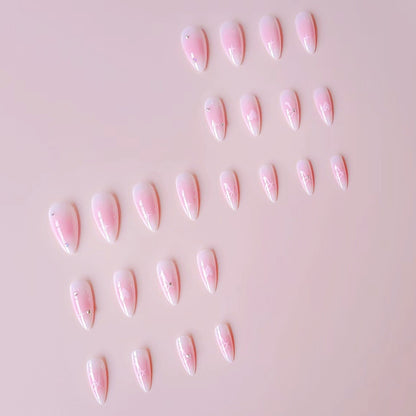 Kunstnagelset mit romantischem Herz-Design und verzierten Akzenten Brehn