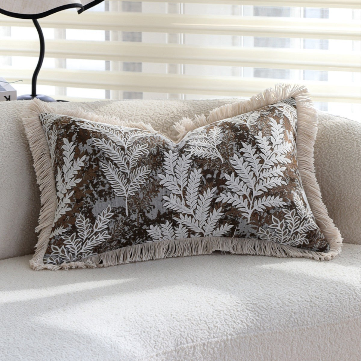 Rechteckiger dekorativer Kissenbezug mit besticktem Blatt‑Jacquard und Fransenrand Brehn