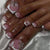 Kunstnagelset mit eleganten 3D-Blüten und Glitzerakzenten Brehn