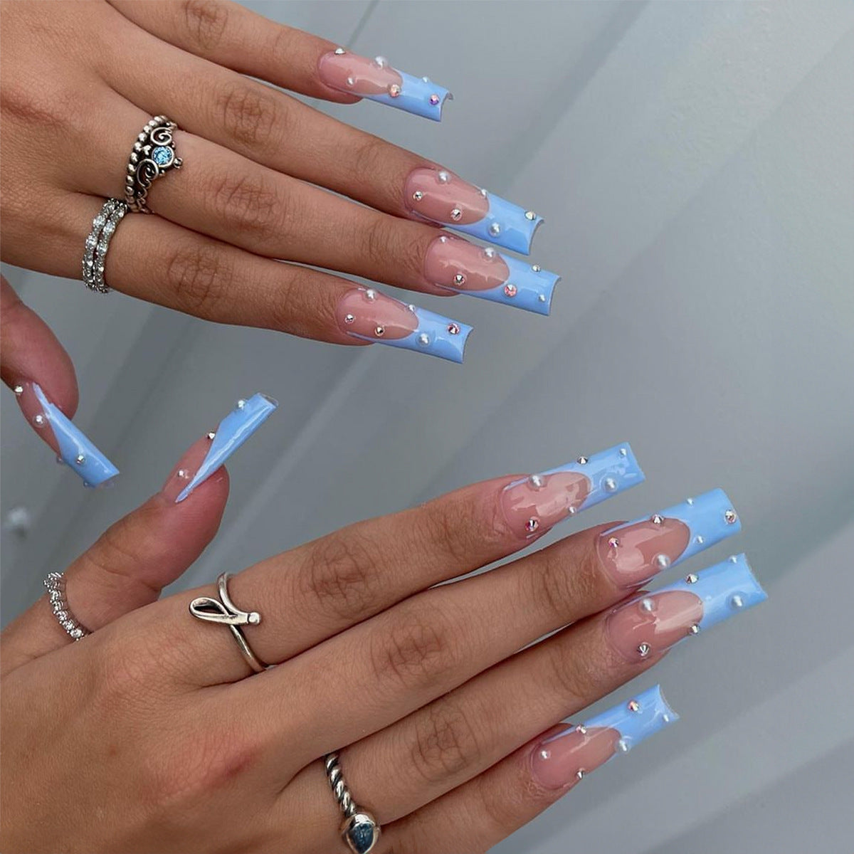 Premium Dekorative Press-On-Nagelset mit eleganten blauen Spitzen und Juwelenakzenten Brehn