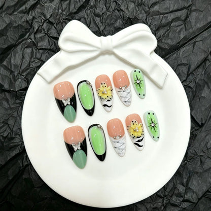 Künstlerisches Press-On Nagelkunstset mit floralen und Schmetterling-Akzenten