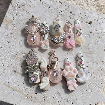Glamouröse dekorative Nagelkunstverzierungen