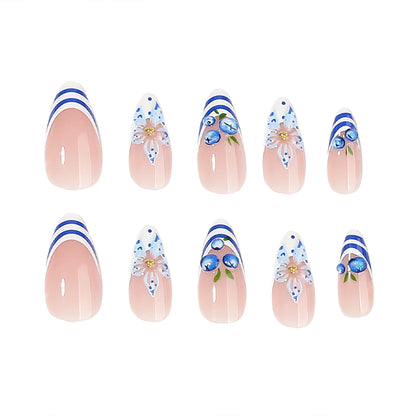 Kunstvolle Nagelgestaltung mit floralen und maritimen Elementen Brehn